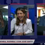 Jornalistas da Band gargalham em quadro de humor sátiro sobre memes de Datena e cadeira