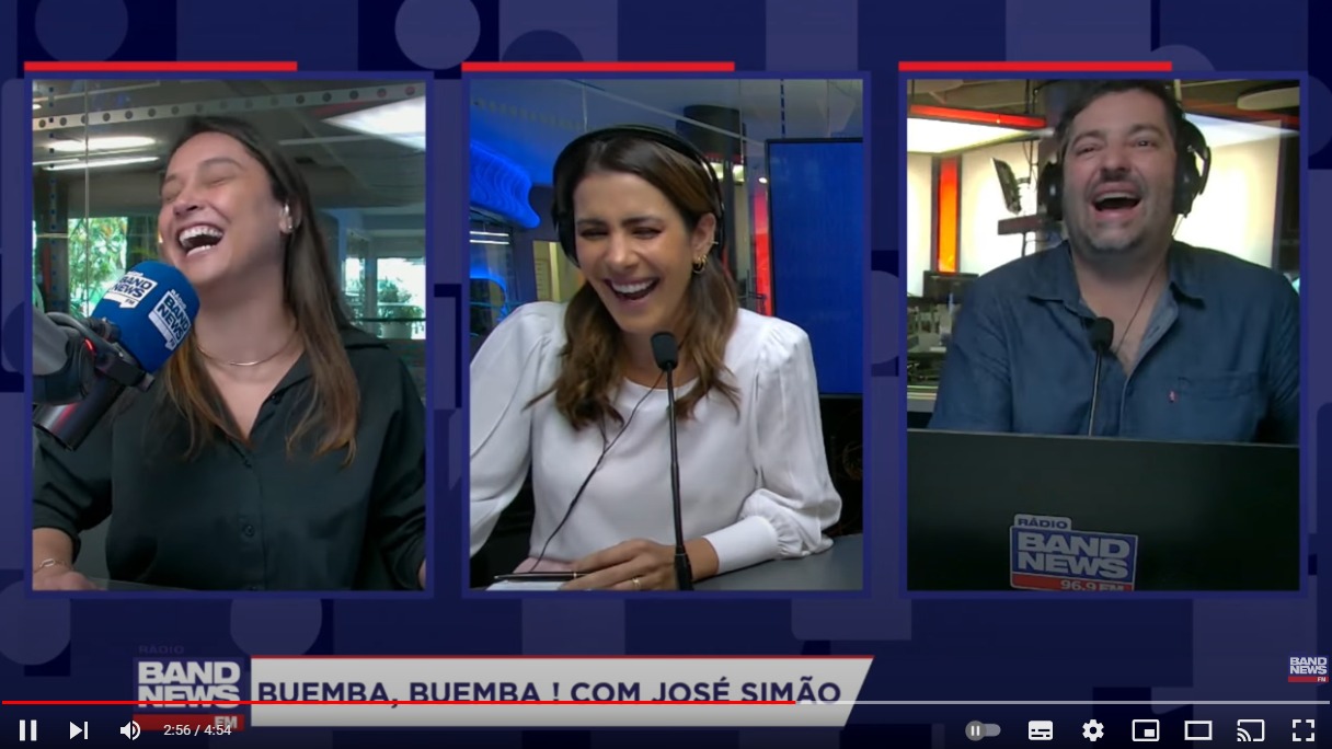 Jornalistas da Band gargalham em quadro de humor sátiro sobre memes de Datena e cadeira