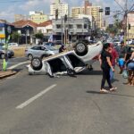 Carro capota após colidir em outro veículo no Centro de Piracicaba