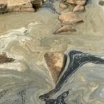 Espuma densa e marrom cobre trecho do Rio Piracicaba próximo da Ponte Pênsil
