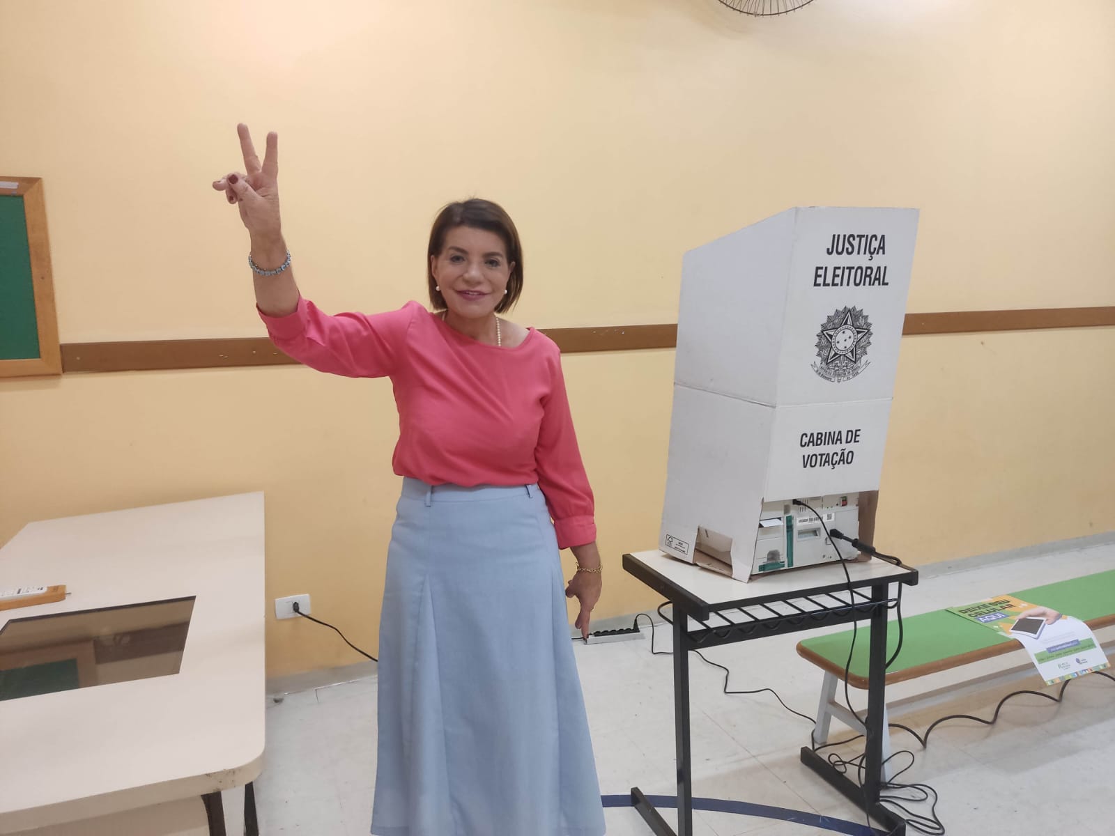 Professora Bebel vota em Piracicaba e percorre colégios eleitorais