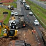 Caminhoneiro fica preso às ferragens após colidir na traseira de outro caminhão em Piracicaba