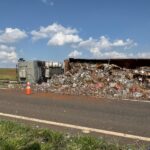 Caminhão com 25 toneladas de sucata tomba em rodovia de Piracicaba