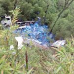 Caminhoneiro morre após colidir com outros caminhões e carreta cair em ribanceira