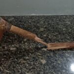 Durante discussão, homem é agredido com enxadada na cabeça