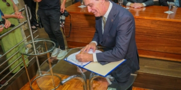 Helinho toma posse, garante muito trabalho para superar problemas e cria gabinete de crise sobre água