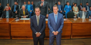 Helinho toma posse, garante muito trabalho para superar problemas e cria gabinete de crise sobre água