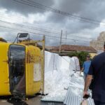 Caminhão carregado com telhas e isopor tomba e espalha carga em Piracicaba
