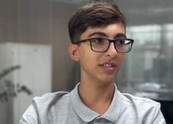 Jovem de 17 anos viraliza ao construir simulador de direção com sucata e é recebido no Confea pelo presidente Vinicius Marchese