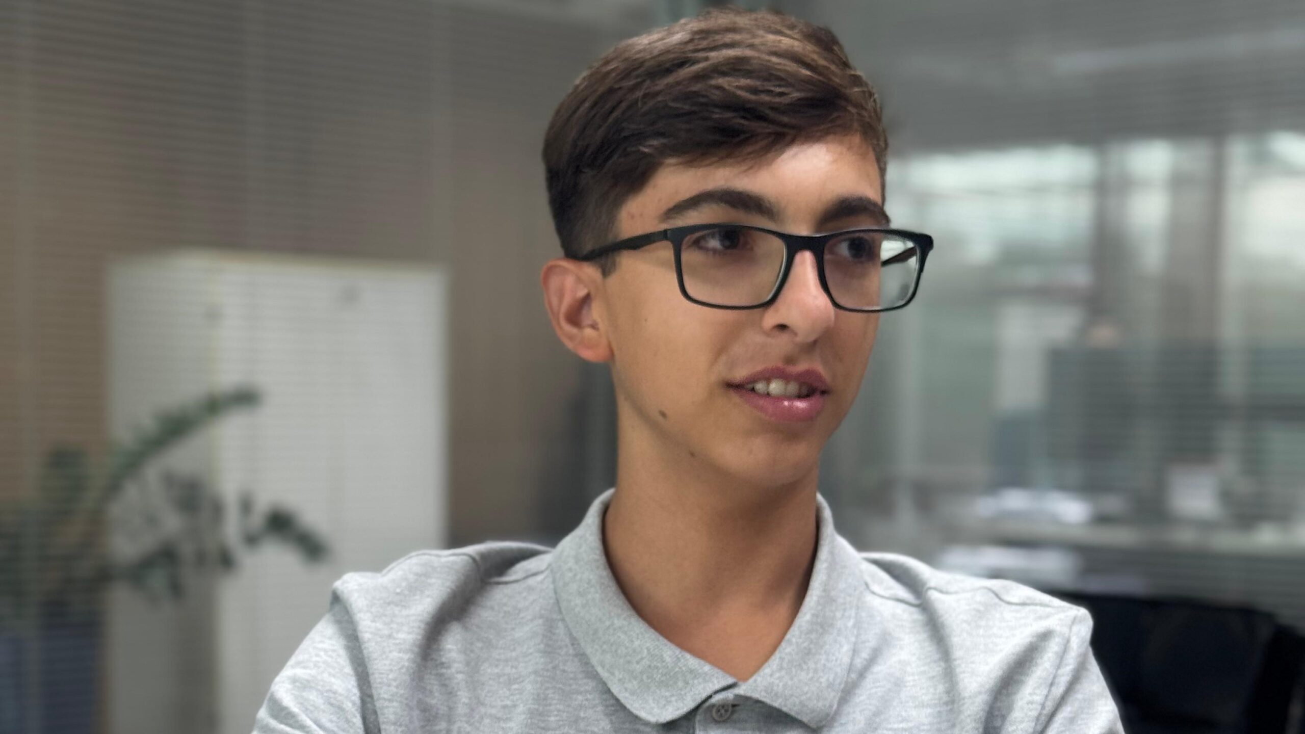 Jovem de 17 anos viraliza ao construir simulador de direção com sucata e é recebido no Confea pelo presidente Vinicius Marchese