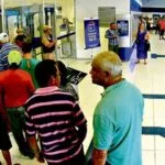 Briga gera debate: desacompanhadas, cuidadores de crianças especiais e idosos podem usar fila preferencial?