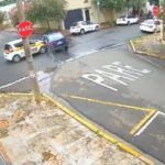 Motorista atravessa o pare e bate em carro da autoescola em Piracicaba