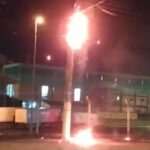 Poste com fios estourados pega fogo e assusta populares em Piracicaba