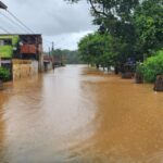 Rio Capivari transborda e famílias precisam deixar casas