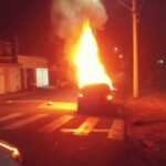 Indivíduo é preso após incendiar o próprio carro e atacar policiais na região de Piracicaba