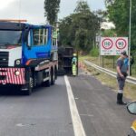 Caminhão tomba após motorista perder o controle na SP-304, em Piracicaba
