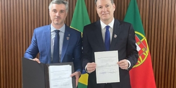 Vinicius Marchese assina acordo que permite engenheiros brasileiros atuarem em Portugal