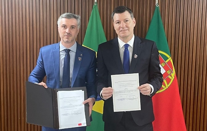 Vinicius Marchese assina acordo que permite engenheiros brasileiros atuarem em Portugal