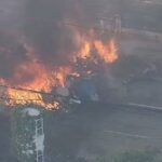 Avião de pequeno porte cai e explode em avenida de São Paulo; PM confirma duas mortes até o momento