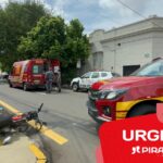 Jovem é socorrido em estado grave após moto ser atingida por carro no centro de Piracicaba