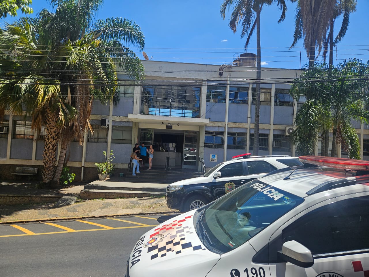 Homem é detido após quebrar vidro de carro a pauladas em frente a churrascaria de Piracicaba