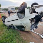 Acidente em rodovia de Piracicaba deixa carro capotado e duas pessoas feridas