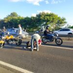 Motociclista se distrai com outro acidente e colide contra veículo em rodovia de Piracicaba