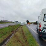 Van capota em rodovia de Piracicaba após motorista perder controle do veículo