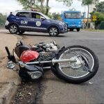Motociclista é arremessado ao solo após motorista ignorar sinal de parada em Piracicaba