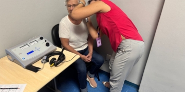 Governo Zanatta anuncia compra de mil aparelhos auditivos para diminuir fila de cinco anos em Piracicaba