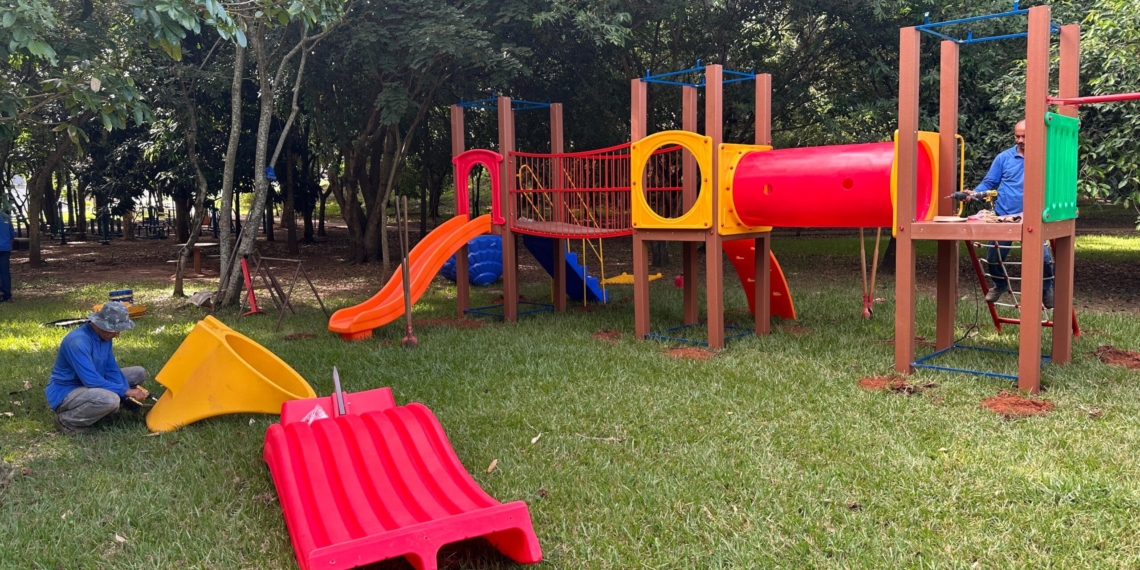 Prefeitura instala parques infantis em cinco bairros da cidade