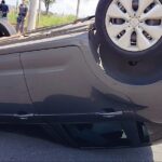 Veículo tomba após colidir em outro carro em Piracicaba