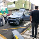 Acidente entre dois veículos destrói parquímetro e deixa três feridos em Piracicaba