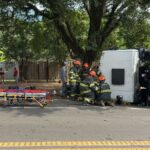 Condutor tomba caminhão de coleta de lixo e é socorrido em estado grave em Piracicaba