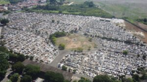 Cemitério da Vila Rezende passou por limpeza e corte de mato para receber os visitantes