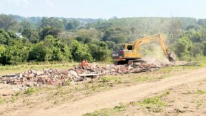 Foram-demolidas-seis-construcoes-irregulares-no-bairro-Sao-Jorge-proximo-a-rodovia-Samuel-de-Castro-Neves-1024×576