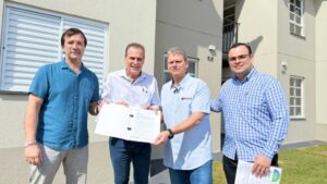 Helinho-Zanatta-e-Alvaro-Saviani-entregaram-o-oficio-de-solicitacao-das-150-casas-nas-maos-do-governador-Tarcisio-de-Freitas-1024×576