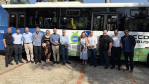 Helinho-Zanatta-recebeu-representantes-das-empresas-Raizen-Iveco-e-Rapido-Sumare-para-apresentacao-do-onibus-movido-a-biometano-1024×576
