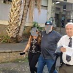 Proibido de falar, médico acusado de importunação optou por sair pela porta da frente, cumprimentou imprensa e recebeu carinho da filha em Piracicaba