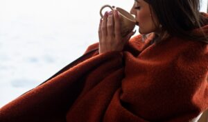 jovem-relaxante-com-cafe-quente_23-2149277281