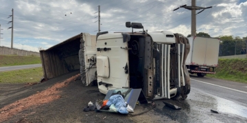 Motorista de caminhão passa mal ao volante e invade pista contrária em rodovia de Piracicaba