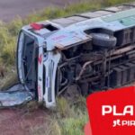 Ônibus com 37 funcionários da Hyundai capota na saída do trabalho em Piracicaba; seis pessoas são socorridas