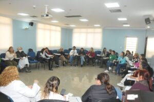 Evento-abordou-a-chamada-Transicao-do-Cuidado-e-contou-com-a-participacao-de-representantes-dos-servicos-que-compoem-a-rede-municipal-de-assistencia-a-saude-1024×680