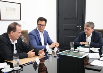 Prefeito Helinho Zanatta apresenta projetos de saúde, saneamento e infraestrutura ao governador Tarcísio de Freitas