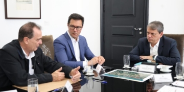 Prefeito Helinho Zanatta apresenta projetos de saúde, saneamento e infraestrutura ao governador Tarcísio de Freitas