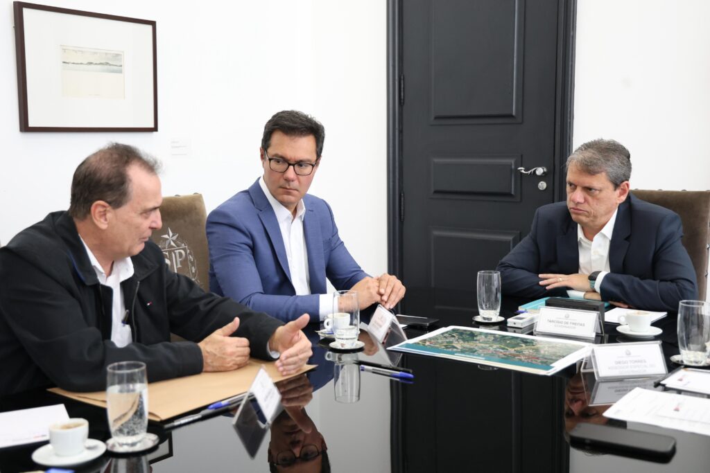 Prefeito Helinho Zanatta apresenta projetos de saúde, saneamento e infraestrutura ao governador Tarcísio de Freitas