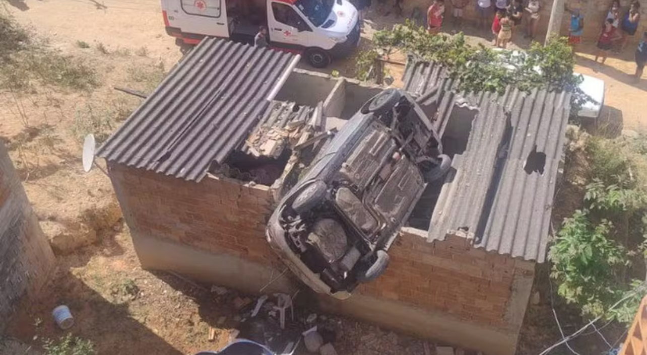Carro despenca sobre casa e deixa três pessoas feridas