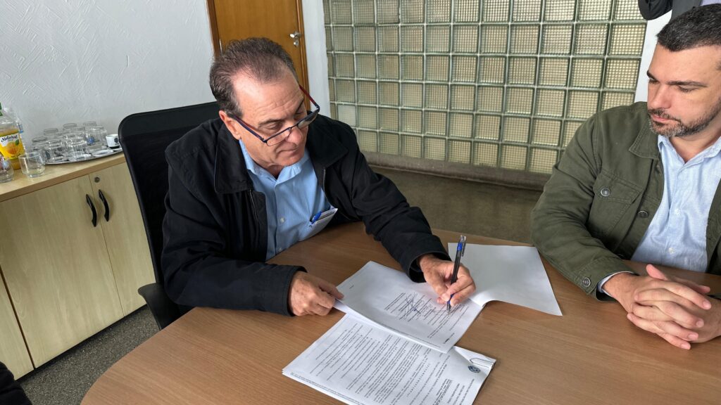 Prefeito Helinho Zanatta assina leis de regularização fundiária e de edificações