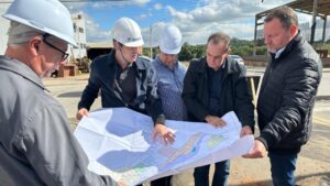 Ronald-Pereira-e-Luciano-Celencio-mostram-ao-prefeito-mapa-de-onde-serao-instalados-os-demais-registros-de-rede-em-Piracicaba-1024×576