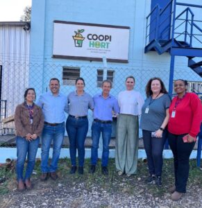Secretaria-Fernanda-Varandas-secretaria-de-Assistencia-e-Mauricio-Perissinotto-chefe-da-Agricultura-Abastecimento-e-Meio-Ambiente-visitaram-a-cooperativa-994×1024